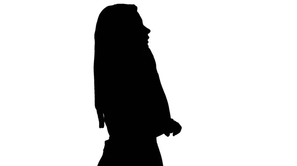 Silhouette Bella donna che cammina e parla al telefono. — Foto Stock