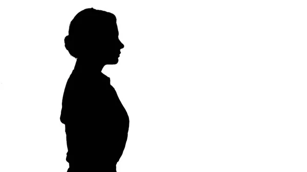 Silhouette Jeune femme d'affaires marchant. — Photo