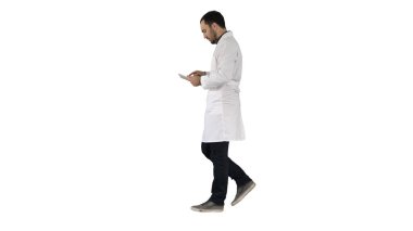 Tıbbi bakım ve sağlık doktor tablet beyaz arka plan üzerinde denetimi kullanın.