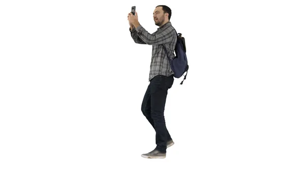 Νεαρός φοιτητής ελκυστικό τουριστικό backpacker λήψη selfie φωτογραφία με το κινητό τηλέφωνο σε λευκό φόντο. — Φωτογραφία Αρχείου