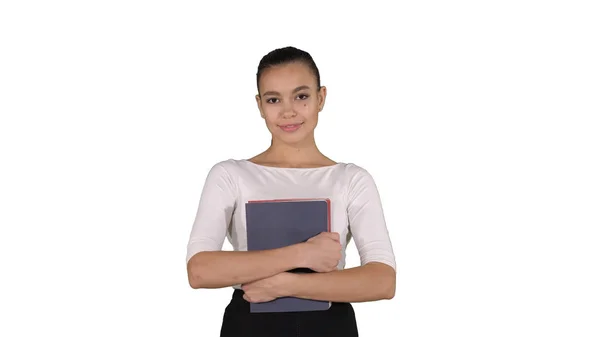 Schöne junge Frau mit Notizbüchern zu Fuß auf weißem Hintergrund. — Stockfoto