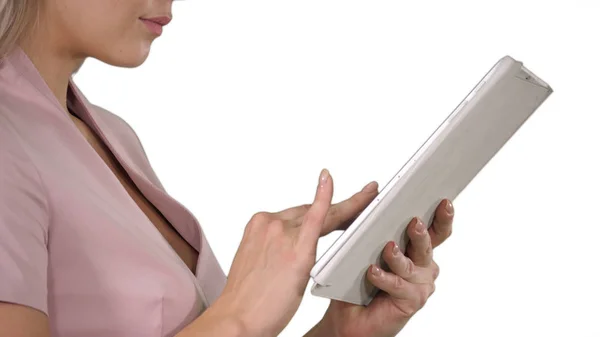 白い背景にタブレットを使用して女性の手. — ストック写真