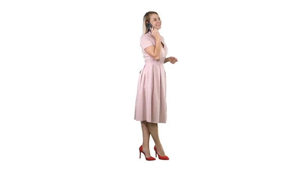 Chica bonita en vestido rosa en el teléfono sobre fondo blanco. —  Fotos de Stock