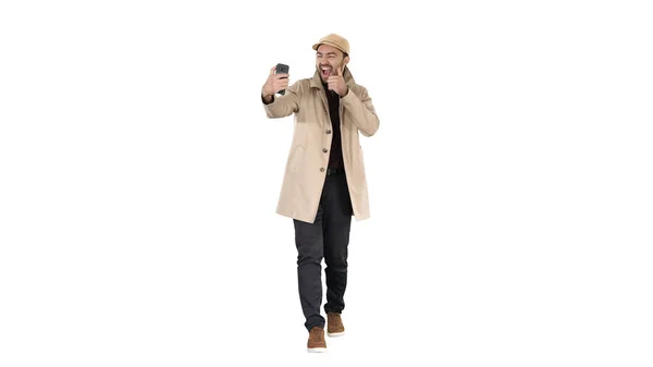 Glad man i pälsen med foto att göra selfie på vit bakgrund. — Stockfoto