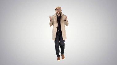 Bu iyi iş adam yürüme ve hareketleri üzerinde gradyan arka planı yapma.