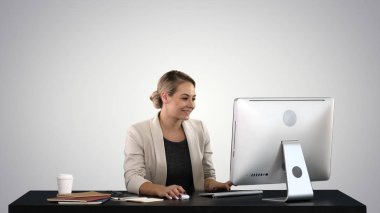 Erken sabah degrade arka plan üzerinde bilgisayarda çalışan benim posta kutusu heyecanlı kadın kontrol ediyorum.