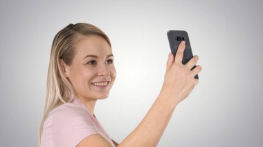 Oldukça çekici güzel sevimli bayan selfie üzerinde gradyan arka planı yapma.