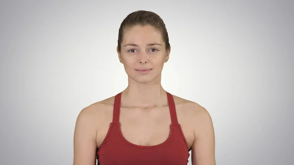 Jovem mulher respirando profundamente no fundo gradiente. — Fotografia de Stock