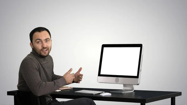 Bello uomo d'affari guardando in macchina fotografica e parlando su sfondo gradiente . — Foto Stock