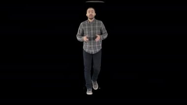 Kameraya konuşurken ve yürüme, alfa kanalı Latin asıllı yakışıklı modeli