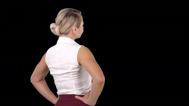 Ділова жінка розміщення руки на стегнах, Альфа-канал — стокове відео