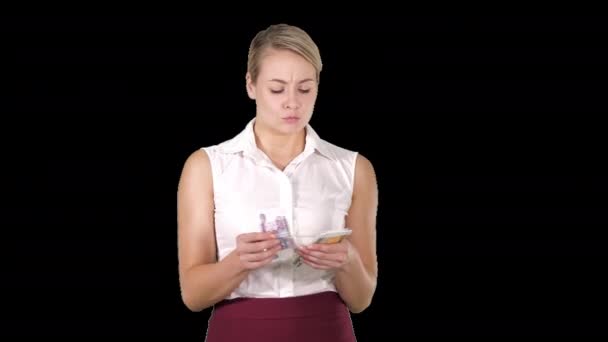 Attraktive junge Frau zählt Geld, was sie ausgeben soll, Alpha-Kanal — Stockvideo