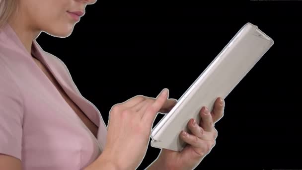 Mãos femininas usando tablet, Alpha Channel — Vídeo de Stock