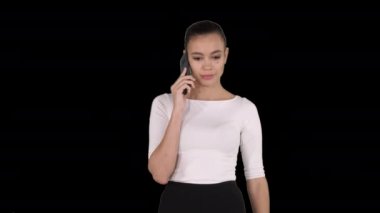 Kızgın hoşnutsuz genç kadın müşteri desteği veya cep telefonu bankacılığını arıyor, hoşnutsuz müşteri kötü hizmetten şikayet ediyor, telefonda tartışıyor, evde telefon görüşmesi sırasında çatışma yaşıyor.