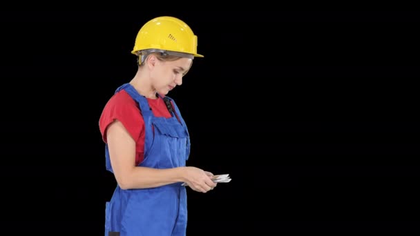 Fiatal nő mérnök vagy építész gazdaság bankjegyek eurós fizetést, alfa-csatorna — Stock videók