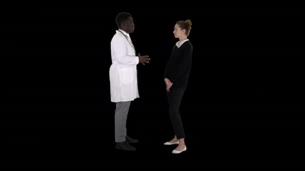 非洲男性医生，与女性病人交谈，阿尔法通道 — 图库视频影像