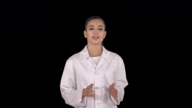 Kadın doktor yürürken kameraya açıklama yapıyor ve konuşuyor, Alpha Channel.