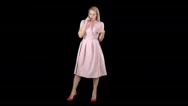 Όμορφη γυναίκα σε ροζ μιλώντας πάνω από το τηλέφωνο έχοντας μια σοβαρή συζήτηση, κανάλι άλφα — Αρχείο Βίντεο