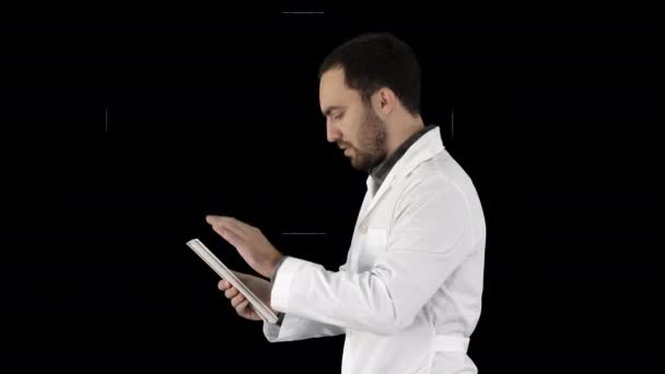 Cuidado de la salud, medicina y tecnología Médico hablando con un paciente usando tableta, Alpha Channel — Vídeos de Stock