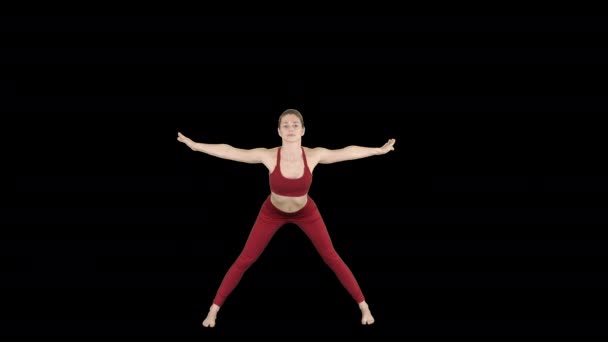 Молода жінка в передній зігнутій позі асани йоги Альфа Канал — стокове відео
