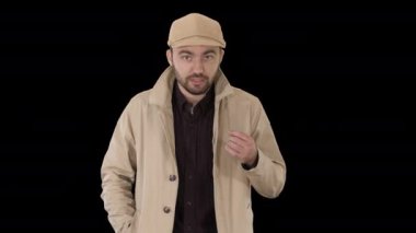 Pozitif sakallı, yağmurluk giymiş, yürüyen ve konuşan bir erkek. Alpha Channel.
