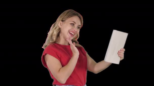 Blond meisje met tablet in de hand, het maken van een video-oproep of het opnemen van video, glimlachen, alfakanaal — Stockvideo