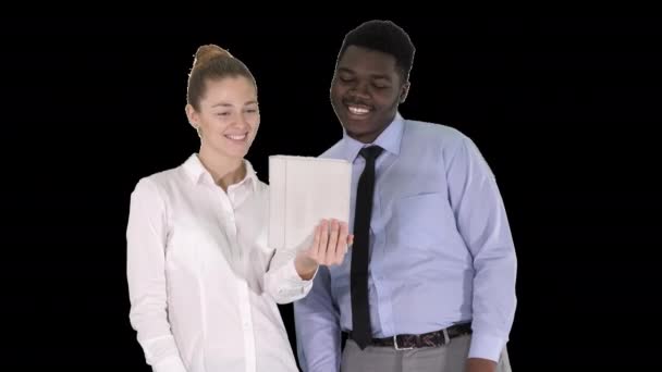 若い白人の実業家と彼女のアフリカの同僚タブレットでビデオ通話を行う,アルファチャンネル — ストック動画
