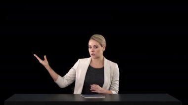 Taraf, alfa kanalı işaret stüdyoda televizyon anchorwoman