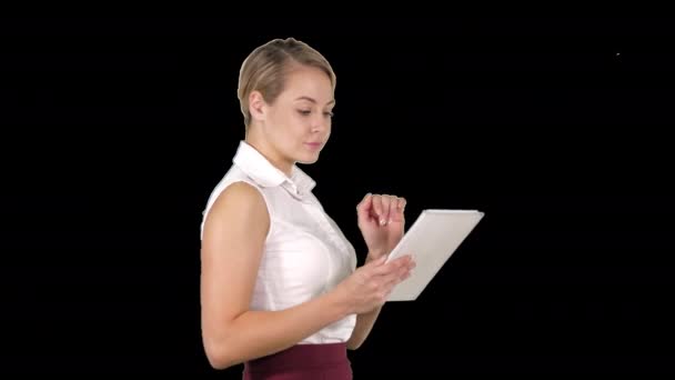 Moderne zakenvrouw met behulp van tablet computer tijdens het lopen, Alpha Channel — Stockvideo