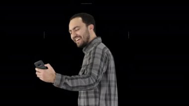 Genç adam akıllı telefonuyla fotoğraf çekiyor, Alpha Channel.