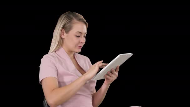 Nő ül néz tabletta pc és mosolyog, Alpha Channel — Stock videók