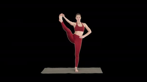 Modello di yoga femminile che fa sorridere in piedi diviso, canale alfa — Video Stock