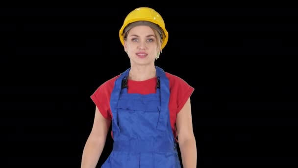 Giovane donna in hardhat giallo a piedi, Alpha Channel — Video Stock