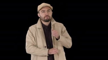 Adam işaret parmağıyla fikir tombalası yapıyor. Sana bakıyor Alfa Kanalı.