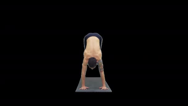 Sportif çekici genç adam yoga, pilates ya da spor yapıyor, esneme egzersizleri yapıyor, balıkçıl pozu veriyor, Alfa Kanalı. — Stok video