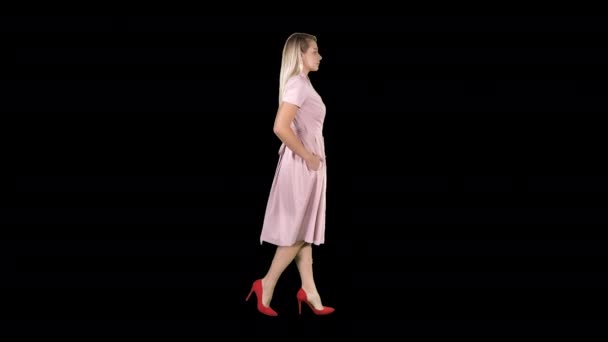 Young girl walking in pink, Alpha Channel — Stock Video