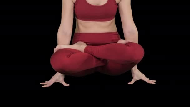Αθλητική ελκυστική γυναίκα που ασκεί γιόγκα, στέκεται σε άσκηση κλίμακας, Tolasana θέτουν, Alpha Channel — Αρχείο Βίντεο