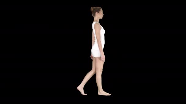 Μια γυναίκα περπατά ξυπόλητη με άσπρα ρούχα, κανάλι Άλφα — Αρχείο Βίντεο