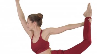 Beyaz arka planda yoga yapan genç ve çekici bir kadın..