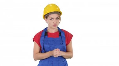 Fikirlerini beyaz arka planda kameraya açıklayan inşaat işçisi kadın işi..