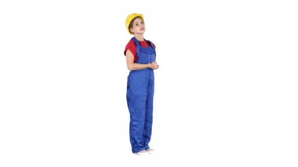 Trabalhador de construção confiante cumprimentar Diga olá no fundo branco . — Vídeo de Stock