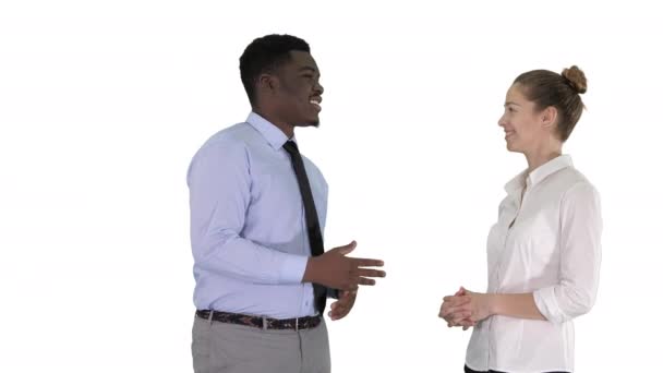 Afro americano cara e menina falando sobre negócios no fundo branco . — Vídeo de Stock