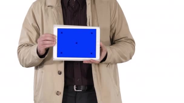 Mãos masculinas segurando tablet com tela azul mockup no fundo branco. — Vídeo de Stock