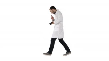 Beyaz arka planda yürüyen çekici, gülen doktor..