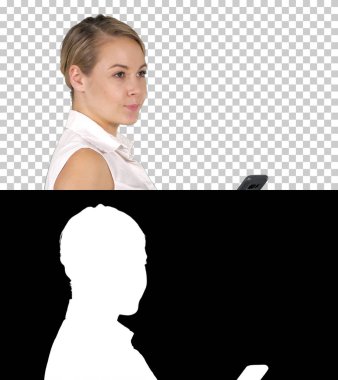 Genç ve güzel bir kadın Alfa Kanalı 'nda mesaj yazıyor.