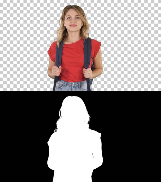 Mladá dobře vypadající žena v neformálním tričku s batohem a džínami na procházce, Alpha Channel — Stock fotografie