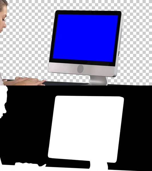 Frau am Computer, Alpha Channel. Blue Screen-Mock-up-Display. — Stockfoto