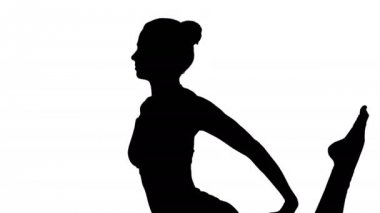 Siluet Beautiful Genç kadının Eka Pada Rajakapotasana Yoga poz, One-Legged Kral güvercin duruş yapması.