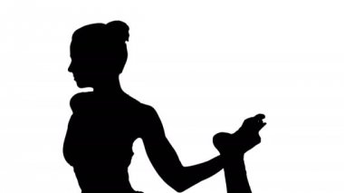 Siluet güzel genç kadın Yoga egzersiz Eka Rajakapotasana Reset poz, One-Legged Kral güvercin duruş yapmak.