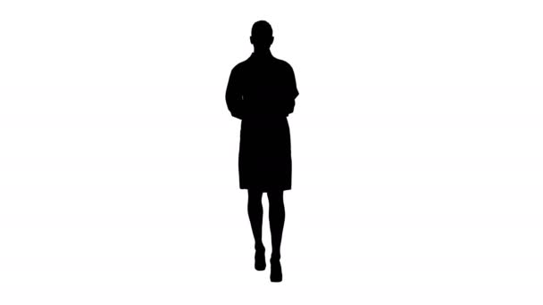 Silueta ženy doktor vysvětlí a mluví do kamery, při chůzi. — Stock video